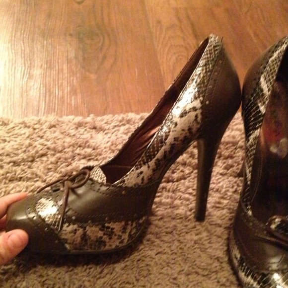 Great pair of brown heels. - Picture 2 of 3