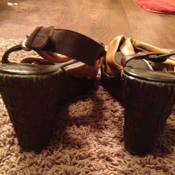 Yellow wedges - Picture 3 of 3