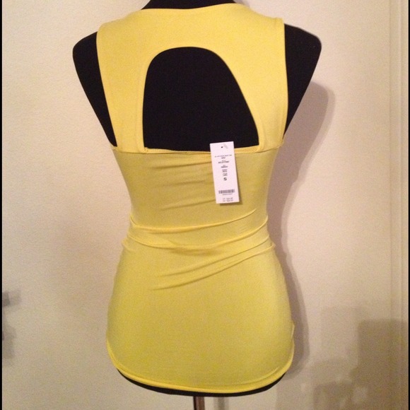 🔴SOLD🔴🎀bundle BEBE tops - Gold (BEBE) yellow - Picture 4 of 4