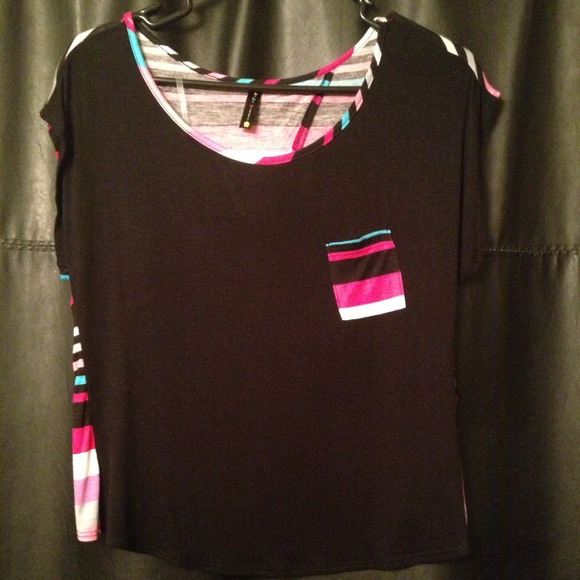 Cute peekaboo backed shirt! Never worn! - Picture 2 of 2