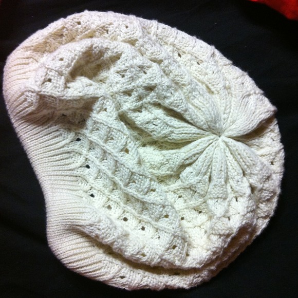SOLD!✨ Off-white knitted slouch hat