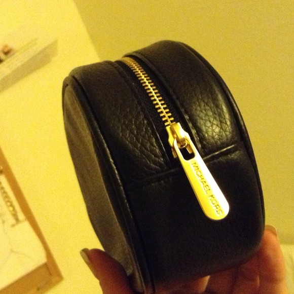 Michael Kors FULTON Black Genuine Leather Cosmetic - Picture 2 of 4