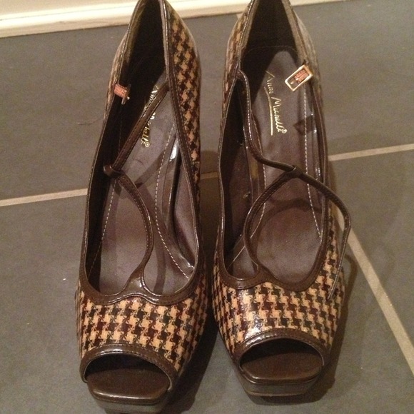 Heels - Picture 2 of 3