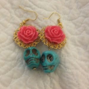 ❗Looking for these Skull Earrings or some similar❗