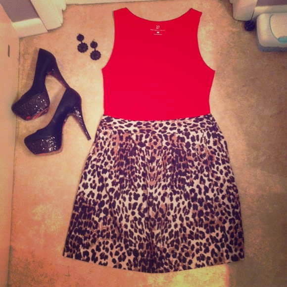 New York & Company Leopard pleated skirt