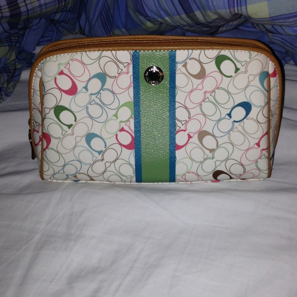 Coach Handbags - 🌟REDUCED, Again🌟Authentic Coach Makeup bag