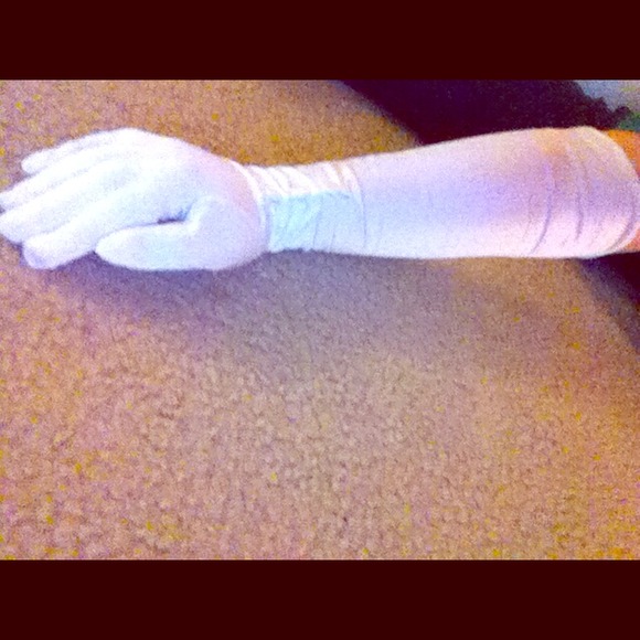 Set of white long gloves TRADED