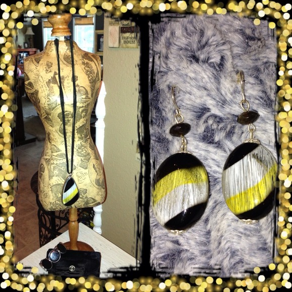 Jewelry - 🎁Beautiful Necklace and Earring Set!😍