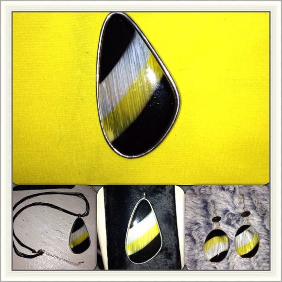 🎁Beautiful Necklace and Earring Set!😍 - Picture 2 of 4