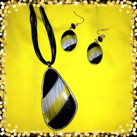 🎁Beautiful Necklace and Earring Set!😍 - Picture 3 of 4