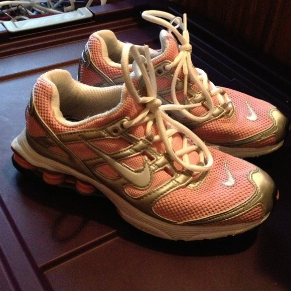 Pink and white Nike shox size 6