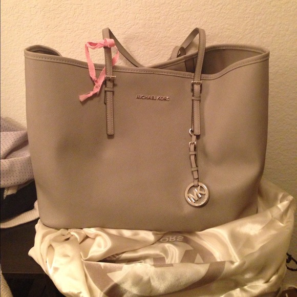 Barely used Michael Kors Large Weekender!!!! - Picture 2 of 4