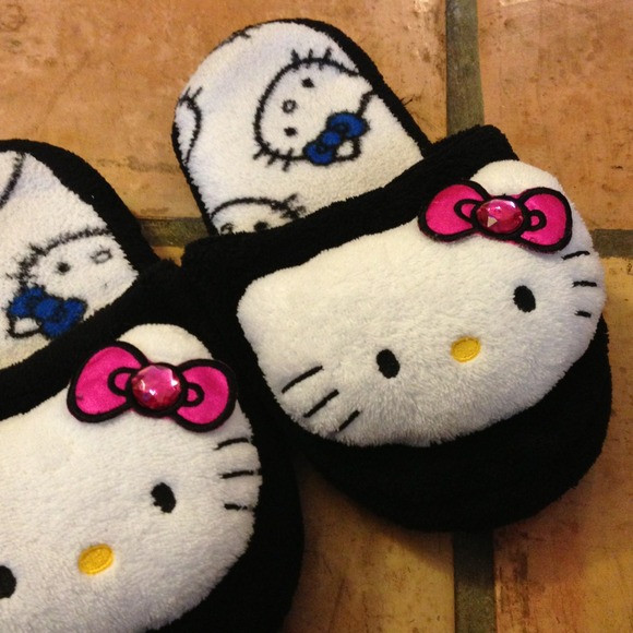 ❌SOLD in bundle❌Hello kitty slippers - Picture 3 of 3