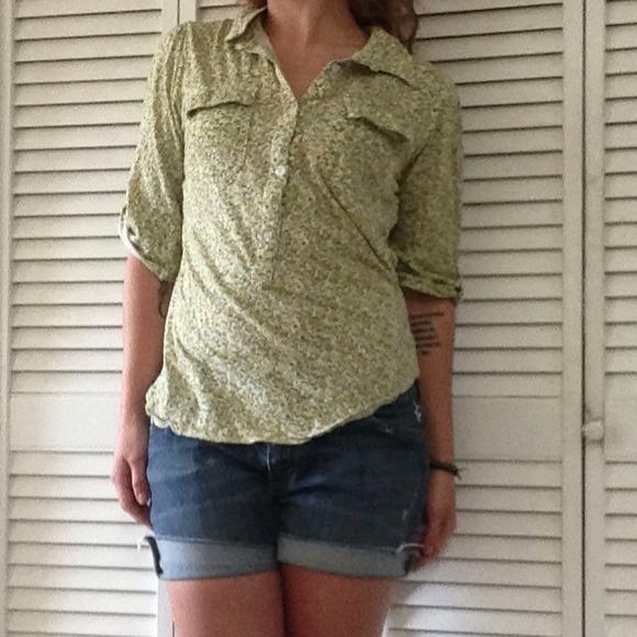 🚫SOLD🚫 Floral Top - Picture 2 of 4