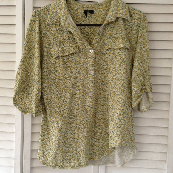 🚫SOLD🚫 Floral Top - Picture 3 of 4