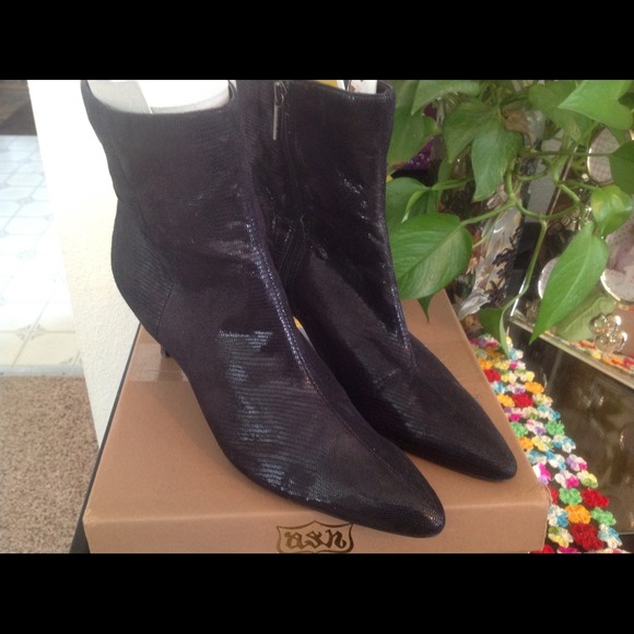 Boot!!!!!hold for Bostongirltele..