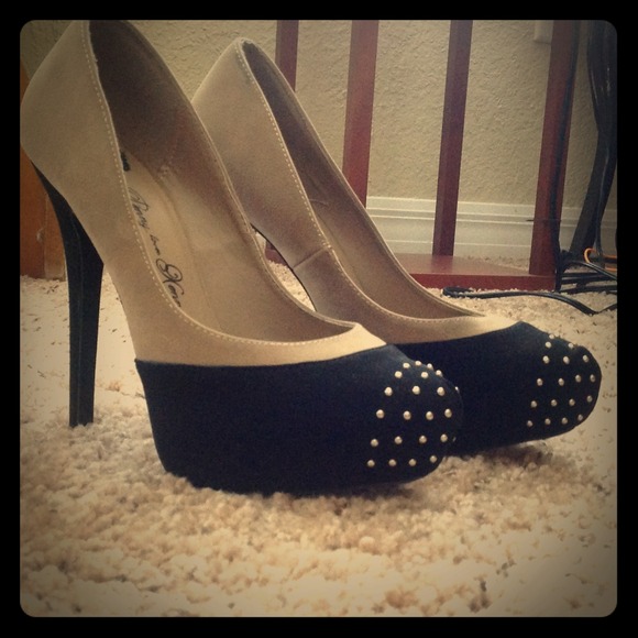 *SOLD* Make a statement! Black/Tan pumps.. Meow!