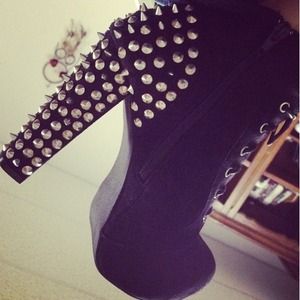 Spiked heeled boots