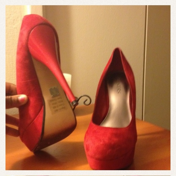 Red pumps ... - Picture 2 of 3