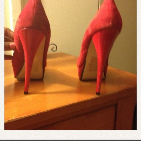 Red pumps ... - Picture 3 of 3