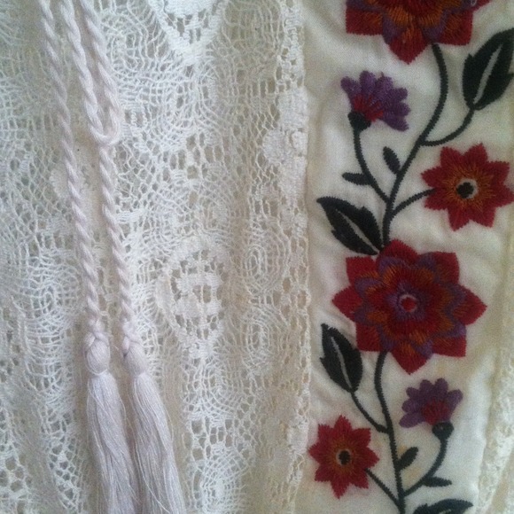 Lace embroidered tunic top - Picture 2 of 3