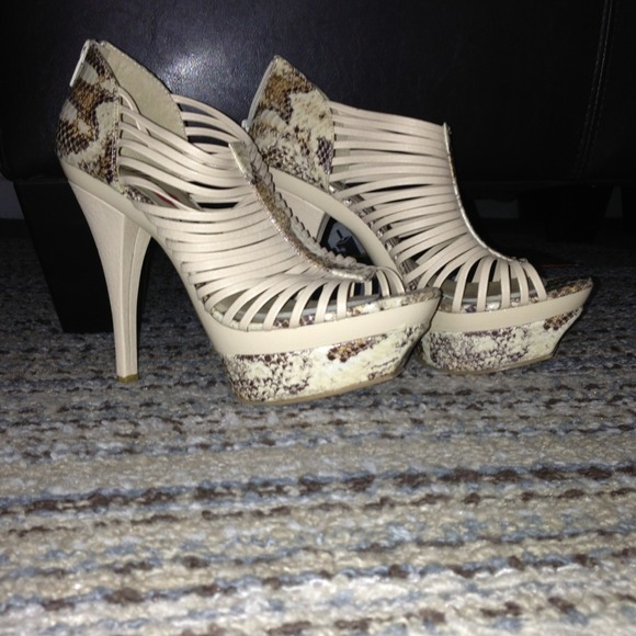 🔴REDUCED🔴NWOT Cute snake skin platform heels