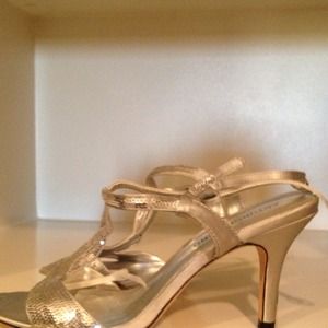 NWT. Silver w/ sequence beautiful