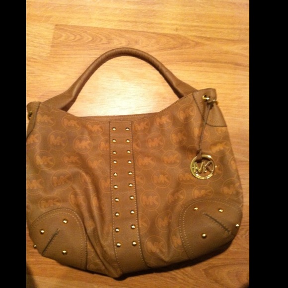 ⛔Sold⛔Tan Mk big bag real nice stylish