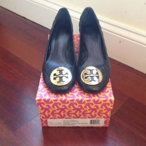 Brand new Tory Burch "Maggie" leather pumps