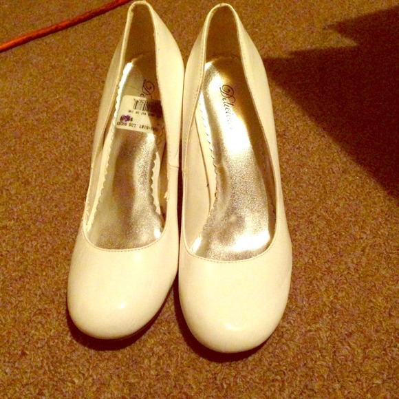 White Round Toe Heel