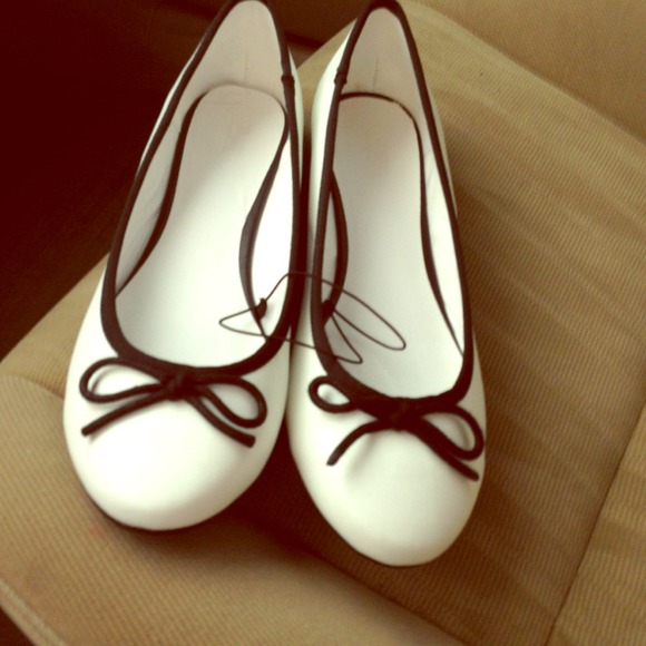 NEVER WORN ! Forever 21 Black & White Flats!