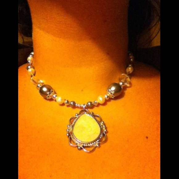 Beaded necklace with beautiful pendant - Picture 2 of 2