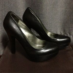 Classic Guess Black Pumps