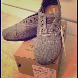 Price Decrease! NWT Black Metallic Cordones TOMS