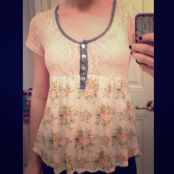 SUPER CUTE FLORAL/LACE TOP SIZE MEDIUM