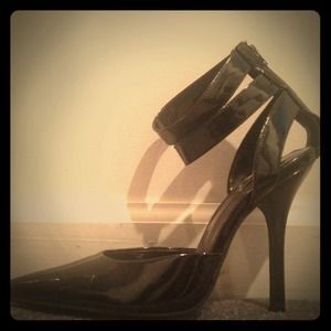 Reserved! Ankle strap pointy pump in black patent