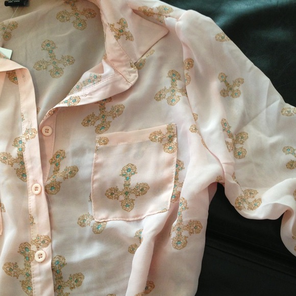 💢SOLD💢Baby Pink Cross Design Blouse - Picture 2 of 3