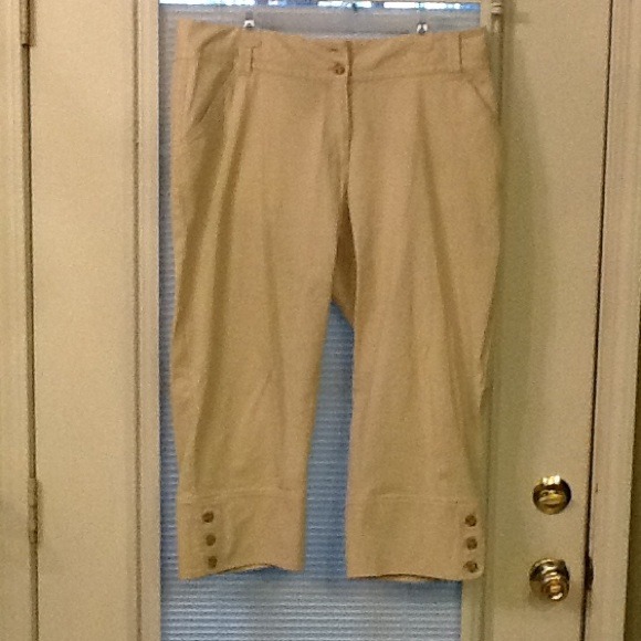 SOLD***RESERVED**Stretch khaki capris.