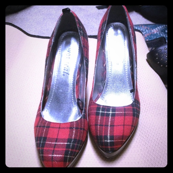 Wetseal" red plaid pumps