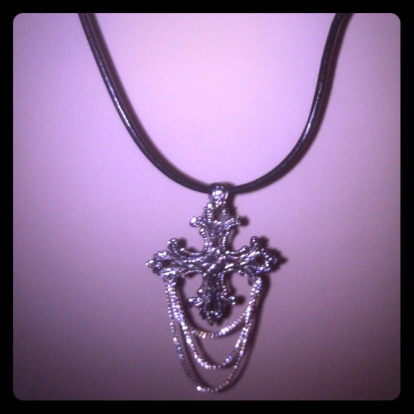*Beautiful black cross/chain necklace ❤