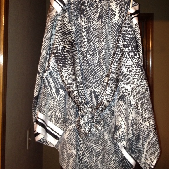 Express Gold Link Chain Halter top. Never worn - Picture 2 of 2