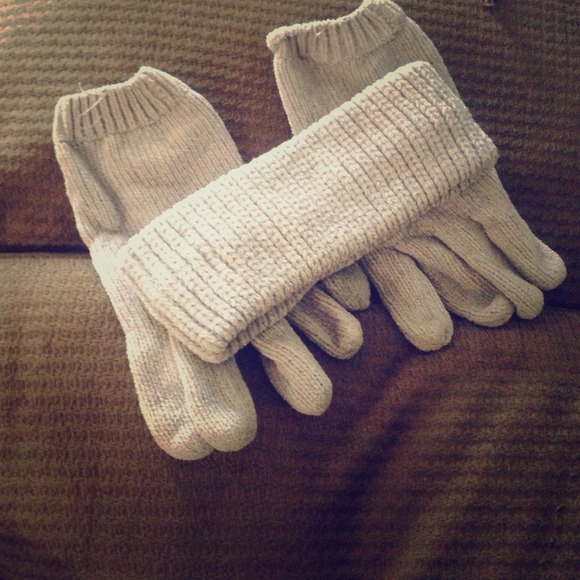 Grey headband/eat warmer and matching gloves.