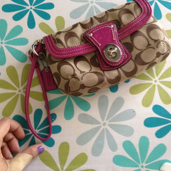 🎉SOLD🎉Coach wristlet :)