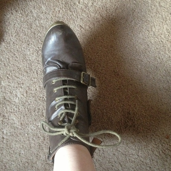 Boots - Picture 3 of 4