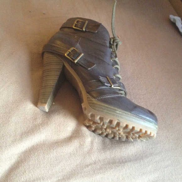 Boots - Picture 4 of 4