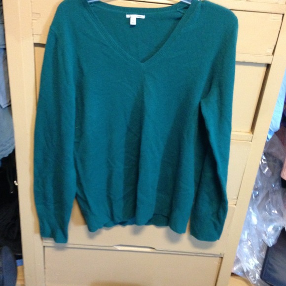 V-neck cashmere sweater.