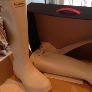 Hunter rain boots never worn . Size 7m 8F