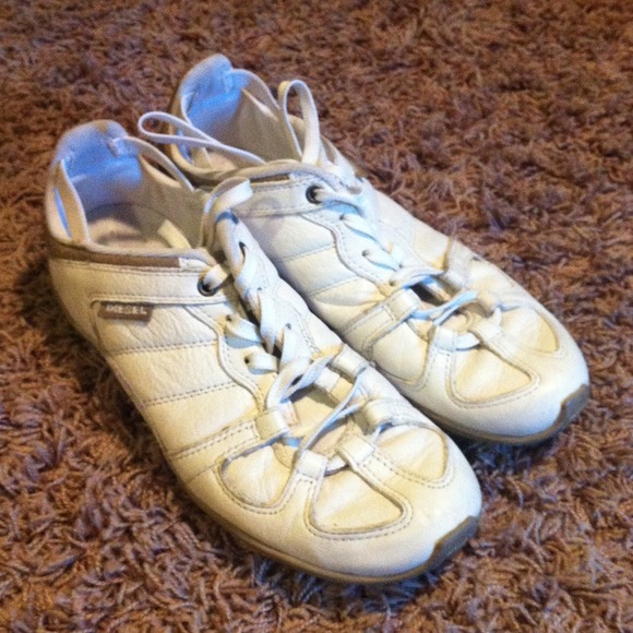 White tennis shoes