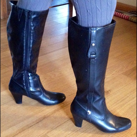 Black boots with low heel