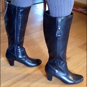 Black boots with low heel
